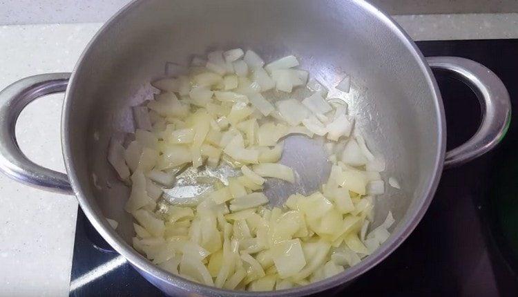 First, fry the onion in oil.