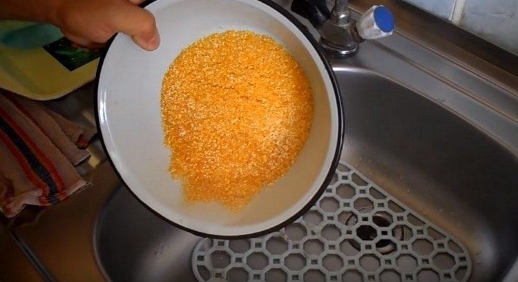 First, thoroughly rinse the corn grits.