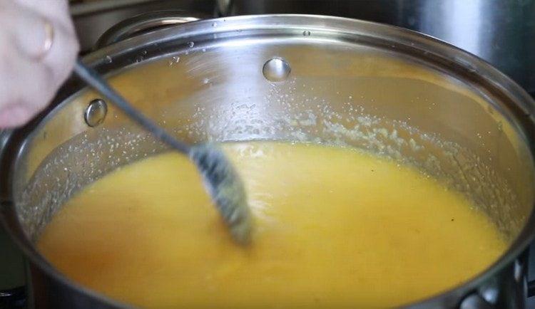 vierta el cereal con agua y póngalo a cocinar.