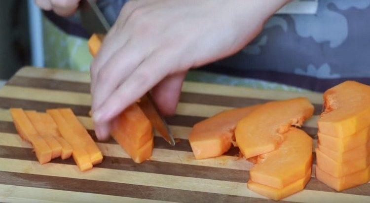 peel the pumpkin and cut into slices.