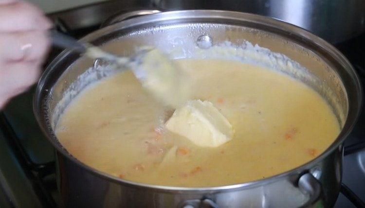 Dans la bouillie finie, ajoutez du beurre.