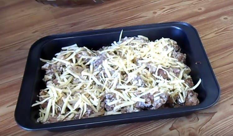 Sprinkle the dish with cheese and put in the oven.