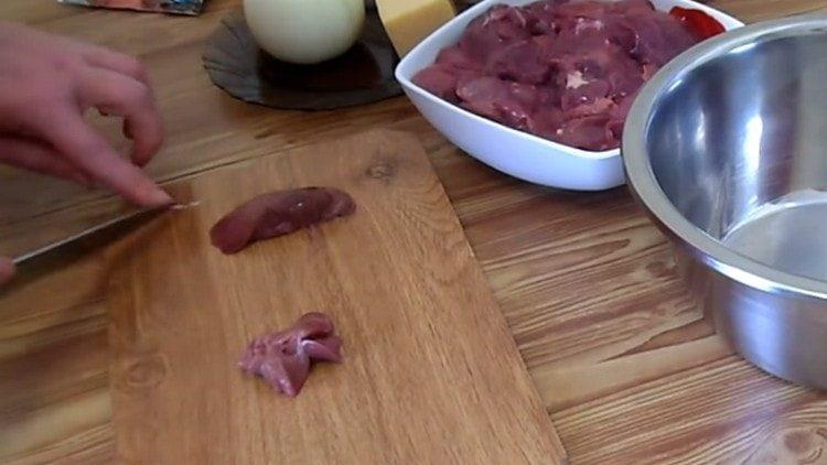 We wash the chicken liver and cut it into pieces.