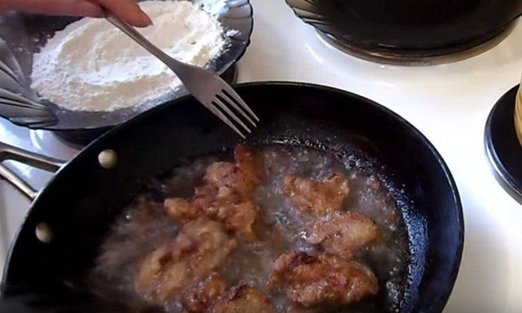 Breaded the liver in flour and quickly fry on both sides.