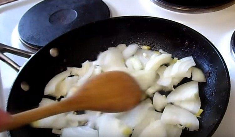 Freír las cebollas en una sartén también.
