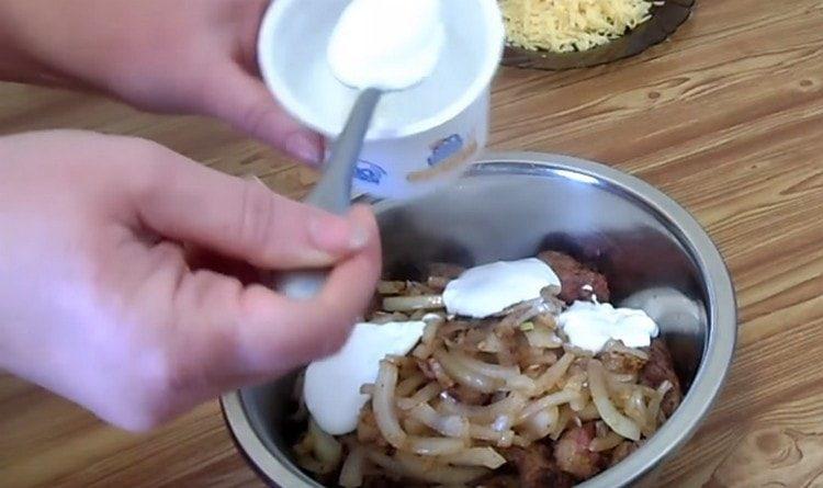 Combinamos el hígado y las cebollas en un tazón, agregamos crema agria.