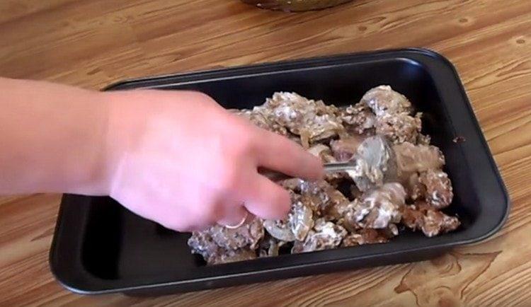 We spread the liver with onions and sour cream in a baking dish.