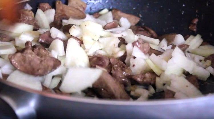 Agregue las cebollas a la sartén al hígado.