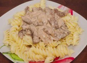 Hígado de pollo tierno en crema agria en una olla de cocción lenta: cocine según la receta con una foto.