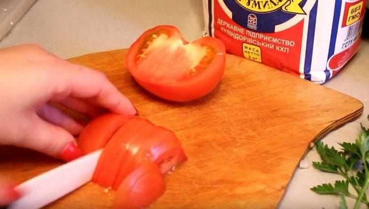 Sliced ​​tomatoes.