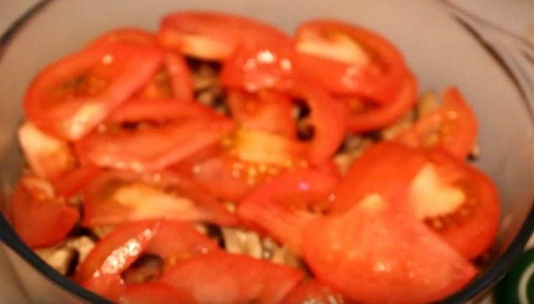 Sur les champignons, étalez les tomates.