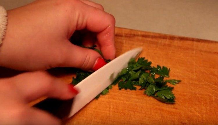 Grind fresh parsley.