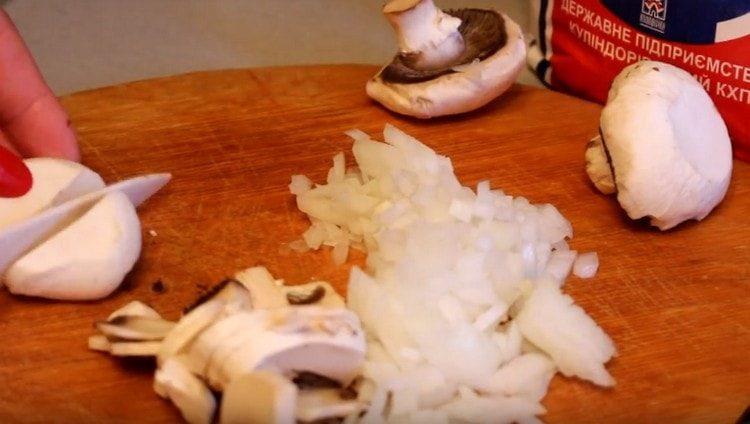 Thin slices cut champignons.