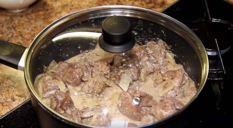 Such a chicken liver with onions is suitable for any side dish.