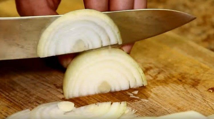 cut the onion into thin half rings.