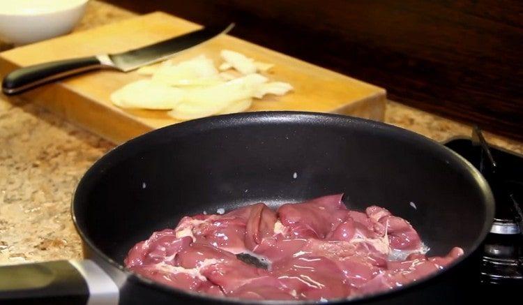 Nous répandons le foie dans une casserole chauffée avec de l'huile végétale.