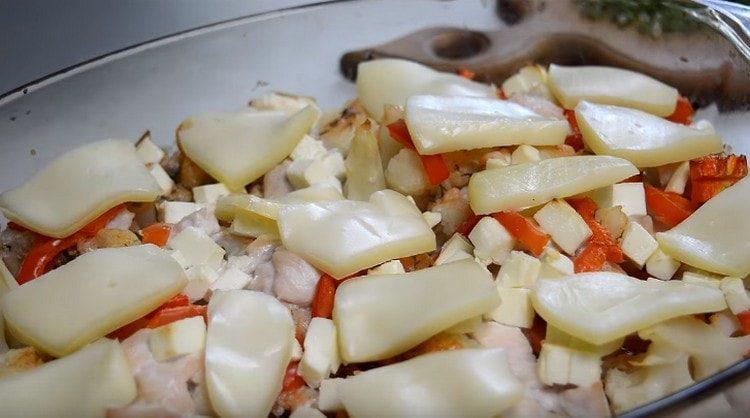 Pinapabuti namin ang halos tapos na ulam sa pamamagitan ng pagdaragdag ng mozzarella.