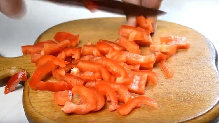 Les pailles coupent le poivron.