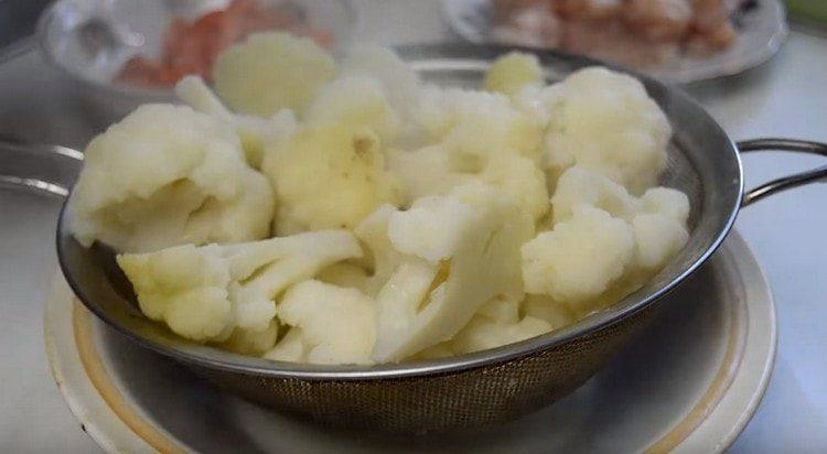 Throw boiled cabbage into a colander.