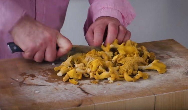 cut into fairly large pieces of chanterelle.