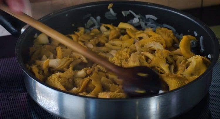 Add the chanterelles to the onion pan.