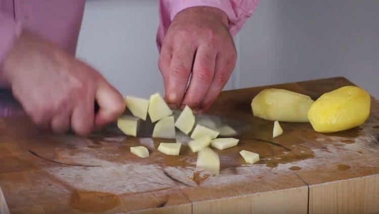 Chop the potatoes.