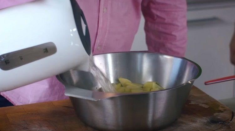 pommes de terre lavées verser de l'eau bouillante pendant une minute.