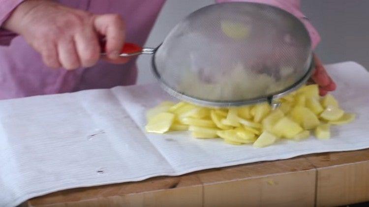 Blot the potatoes with paper towels.