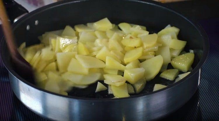 Faites frire les pommes de terre dans une casserole pendant environ 5 minutes.