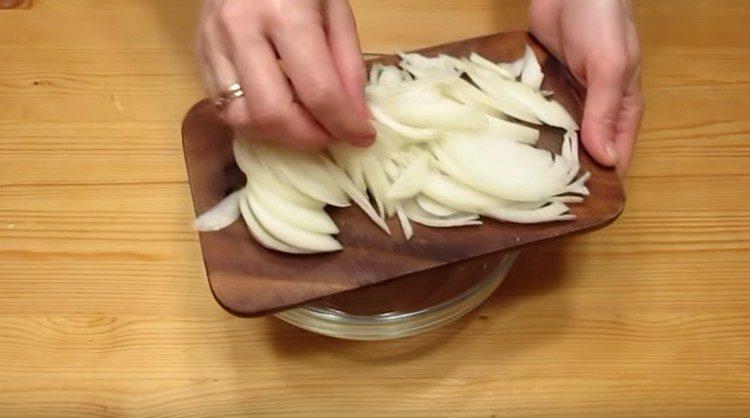 corta las cebollas en medias aros finos.