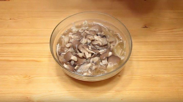 put the onions in a bowl and pour mushrooms with marinade into it.