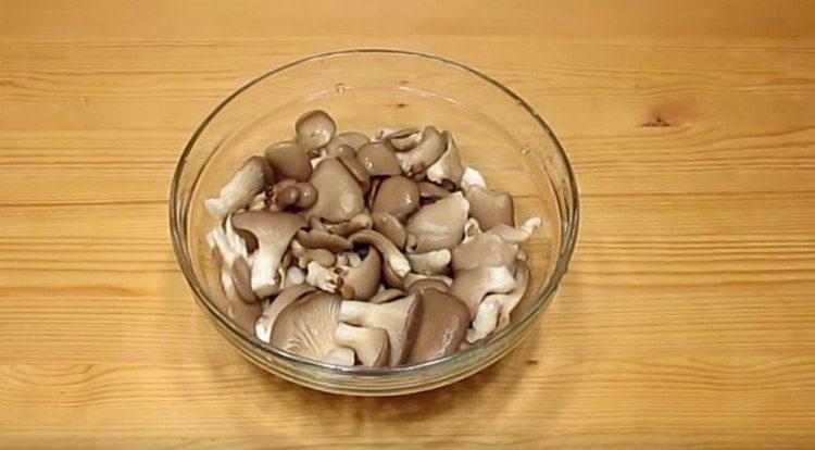 put the mushrooms in a bowl and rinse.