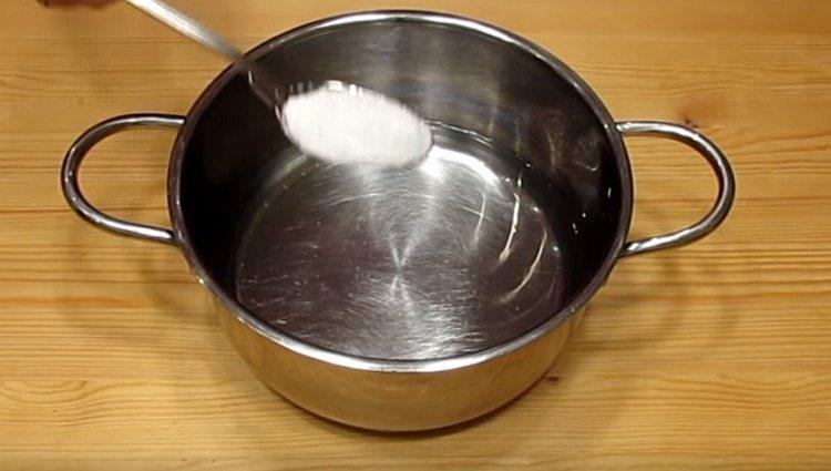 Para la marinada, agregue sal y azúcar al agua.