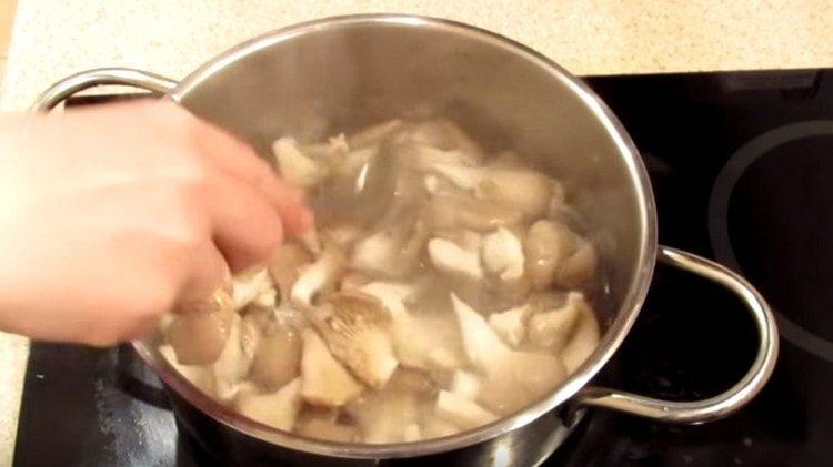 We spread mushrooms in the marinade, cook.