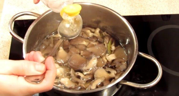 Ajoutez ensuite le vinaigre à la marinade.