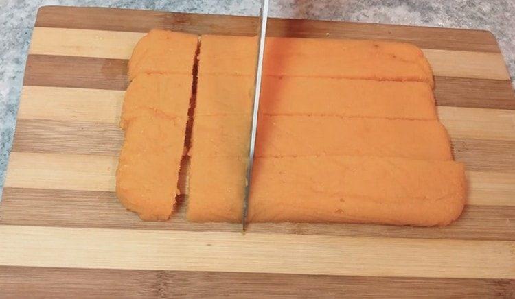 Cut a layer of marmalade into portioned slices.