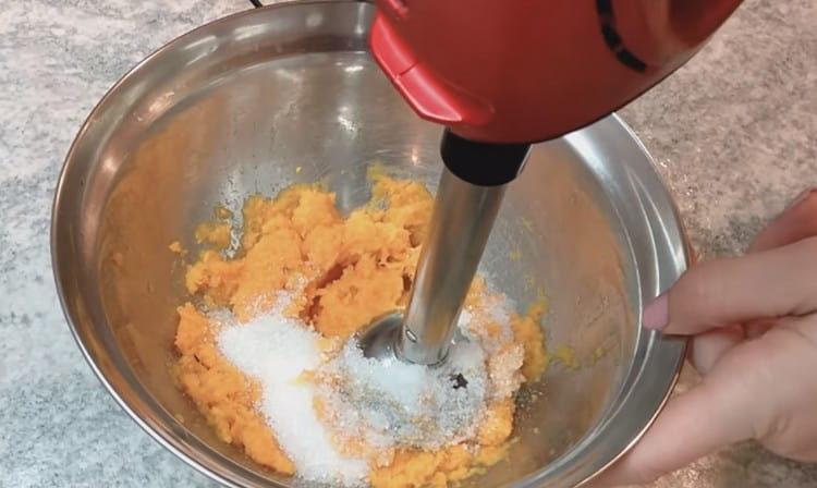 Add sugar to the pumpkin puree and again interrupt with a blender.