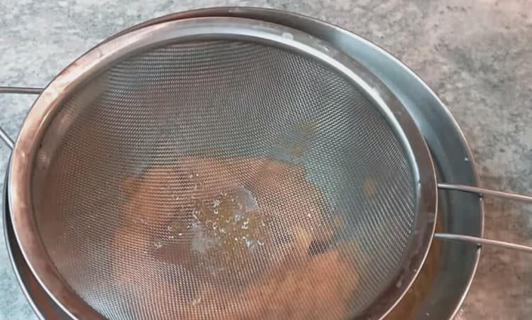 Filtra la gelatina a través de un tamiz directamente en la masa de calabaza.
