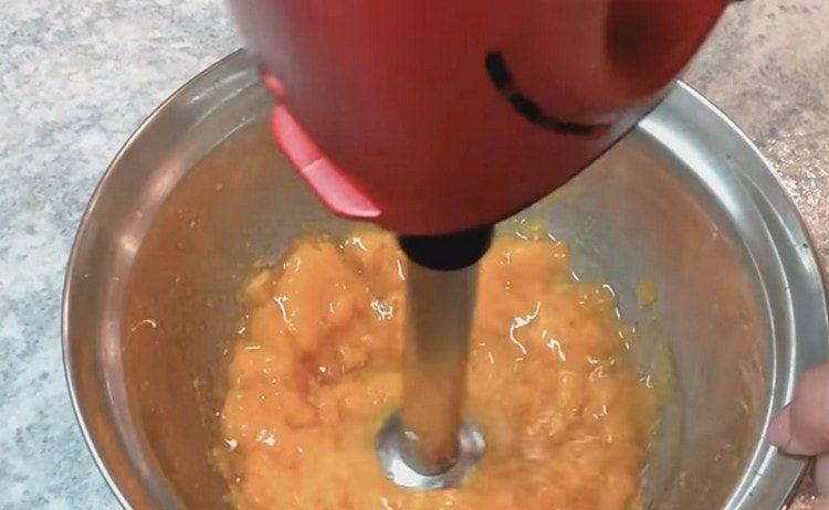 Mix the pumpkin puree with gelatin with a blender.