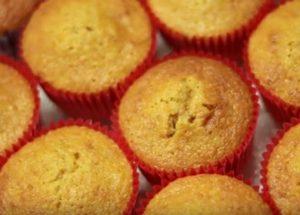 Preparamos deliciosos muffins de calabaza de acuerdo con una simple receta paso a paso con una foto.