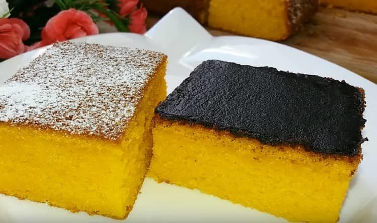 Puede decorar un pastel de zanahoria preparado de acuerdo con esta receta con chocolate dulce de azúcar o solo azúcar en polvo.