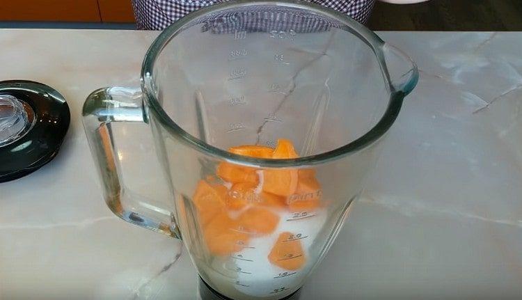 Agregue zanahorias y azúcar a la mantequilla.
