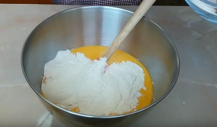 Ajouter la farine à la masse de carottes.