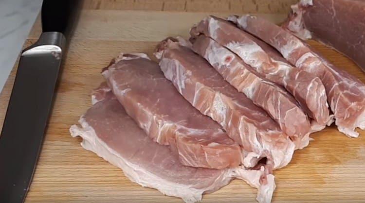 hacher la côtelette de porc en tranches égales.
