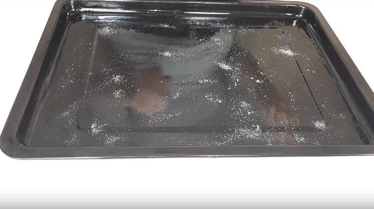 Grease a baking sheet with vegetable oil and lightly sprinkle with salt.