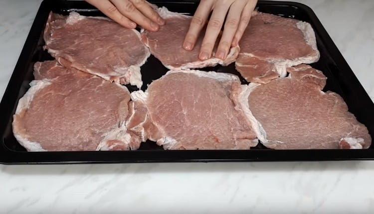 Put pieces of meat on a baking sheet.