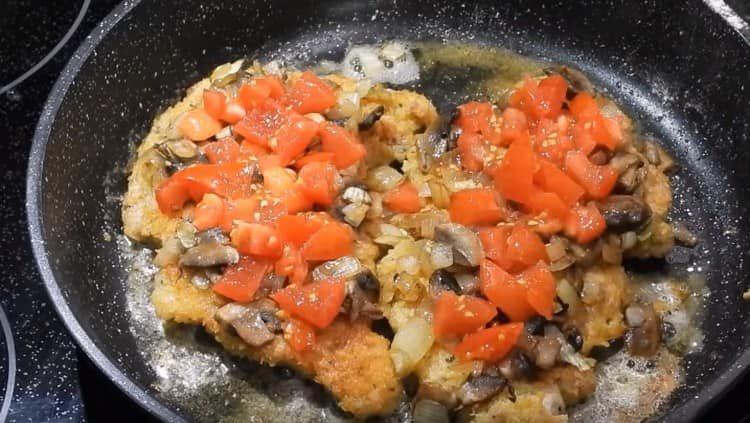 En cada pieza esparcimos una mezcla de champiñones y cebollas, así como tomates cortados en cubitos.