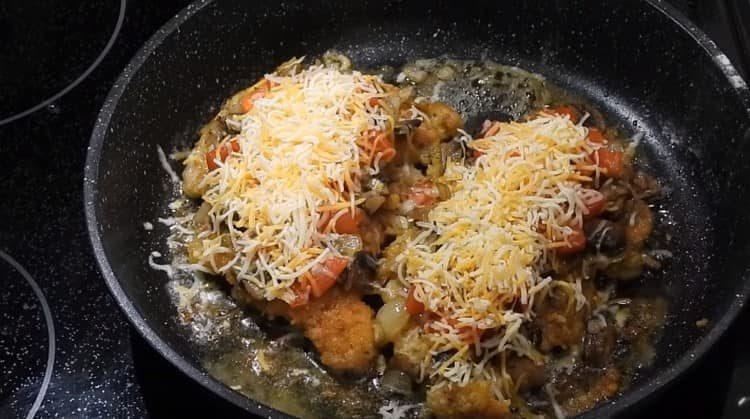 Saupoudrer de fromage râpé sur un plat presque fini.