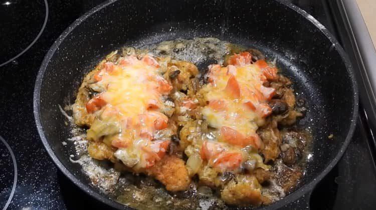 Así que cocinamos la carne jugosa en francés en una sartén.