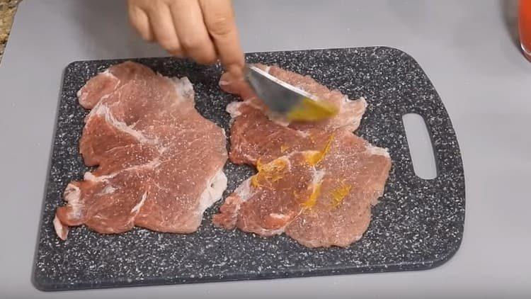 Engrase cada trozo de carne con mostaza.